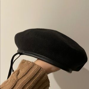 Wool beret hat in black